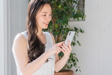 携帯を見る若い日本人女性