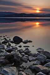 湖岸から眺める黄昏の空のリフレクション。日本の北海道の屈斜路湖。