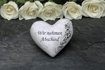 Grabschmuck: Herz mit dem Schriftzug Wir nehmen Abschied.