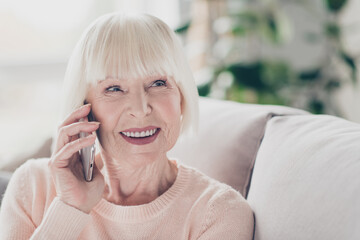 Photo portrait old lady talking on mobile phone smiling spending free time