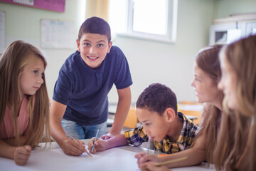 Obraz premium We are smart students. Teenagers students sitting in the classroom and talking.