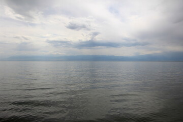 Obraz premium blue lake water and cloudy sky