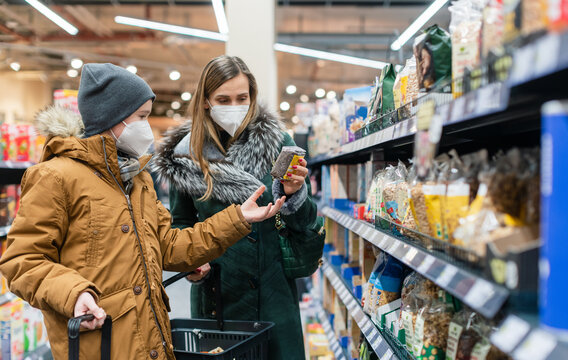 Family shopping in supermarket during covind19 pandemic