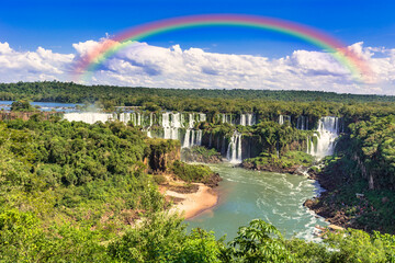 Fototapeta na wymiar イグアスの滝にかかる虹
