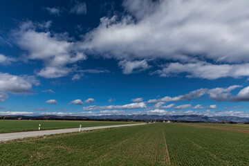 feld in utzenstorf sicht richtung berner jura in der schweiz