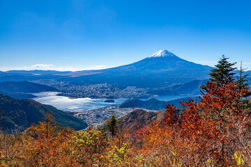 Fototapeta premium 新道峠から眺める富士山と河口湖 山梨県富士河口湖町にて