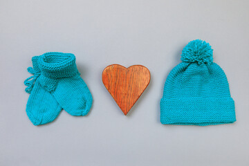 Baby concept. knitted things for the baby handmade on grey  background. Place for text. View from above. Flat Lay - Шьфпу