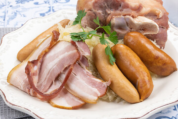 assiette de choucroute au jarret sur une table