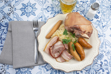 assiette de choucroute au jarret sur une table