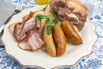 assiette de choucroute au jarret sur une table