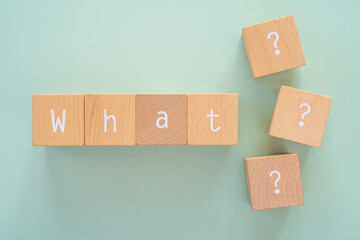 何？｜「What?」と書かれた積み木ブロック