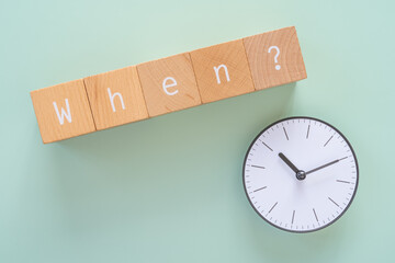 いつ？｜「When」と書かれた積み木ブロックと時計