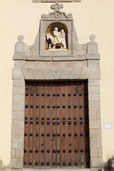 puerta medieval de iglesia antigua 
