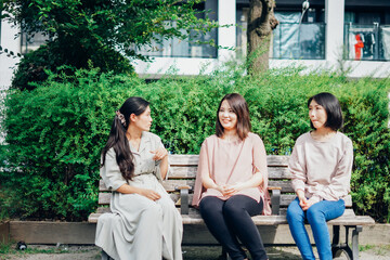 公園で話をするママ友たち