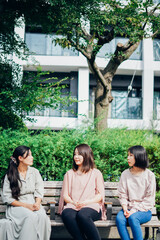 公園で話をするママ友たち