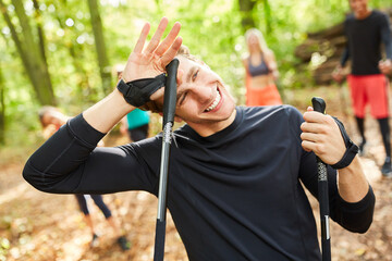 Schwitzender Fitness Trainer beim Nordic Walking