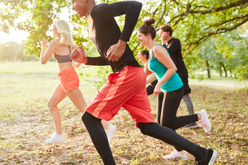 Freunde beim Trimm dich Jogging in der Natur