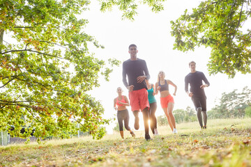 Obraz premium Gruppe junger Leute beim Crosslauf für Fitness