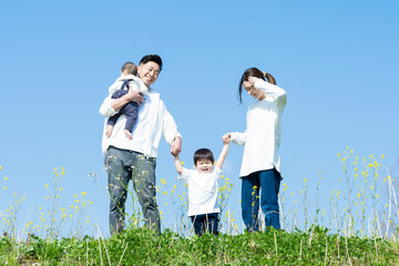 楽しそうにはしゃぎながら散歩する家族