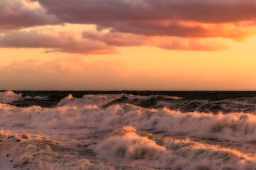 Fototapeta na wymiar Cloudy sunset at the stormy sea.