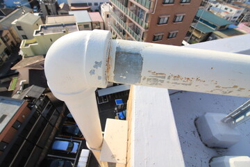 分譲マンションの劣化した鉄部の配管