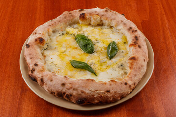 Pizza napoletana ai quattro formaggi con basilico fresco