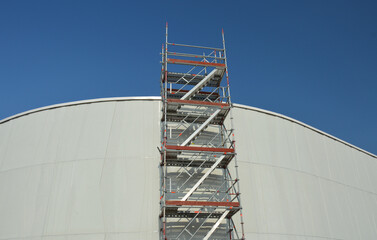 Fototapeta premium Metal scaffolding structure against a white building wall