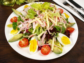 Gemischter Salat mit Schinken, Käse, Eier und Avocado