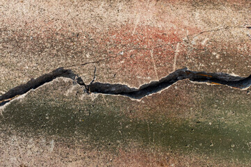 an old concrete wall with a crack in the middle