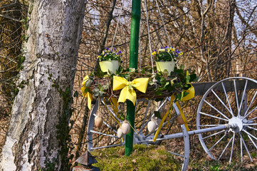 Ostern, Osterkranz, Osterdeko, Osterschmuck, Ostereier, im Freien, gelbe Schleifen
