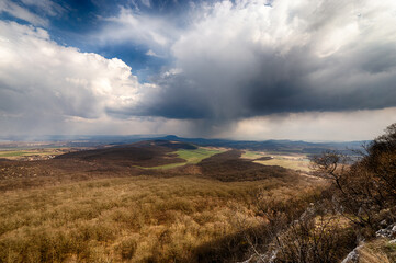 Niederschlag im Hntergrund aus schönen weissen Wolken