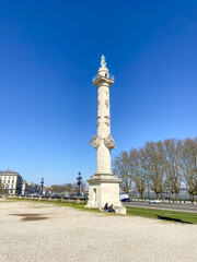 Fototapeta na wymiar Colonne rostrale de la place des Quinconces à Bordeaux, Gironde