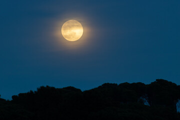 Paisaje luna llena Catalunya