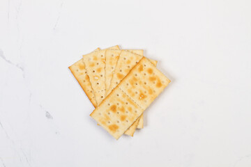 Grupo de galletas saladas sobre un fondo de mármol. Vista superior. Copy space