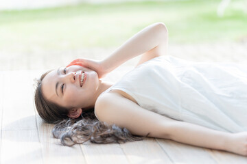 Obraz premium リビングで横たわる女性