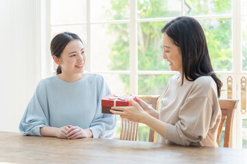 プレゼント交換をする親子