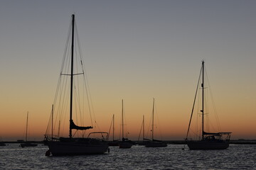 Ein Sonnenuntergang an einem Hafen der Algarve.
