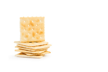 Galletas saladas sobre un fondo blanco liso y aislado. Vista de frente y de cerca. Copy space