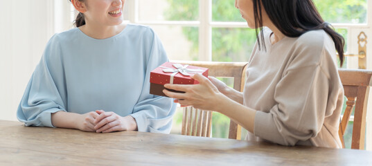 プレゼントを交換する親子