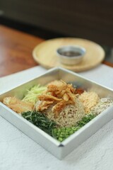 thai noodle with shrimp