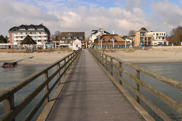 Fototapeta na wymiar Ostseeheilbad Haffkrug; Seebrücke, Strand und Promenade