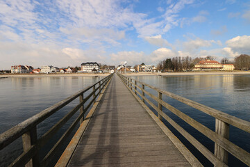 Naklejka premium Seeheilbad Haffkrug an der Lübecker Bucht; Blick von der Seebrücke auf Strand und Uferfront