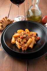 Piatto di deliziosi rigatoni con sugo di carne di manzo ed erbette mediterranee