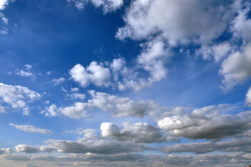 Piękne błękitne niebo i białe chmury - obrazy, fototapety, plakaty