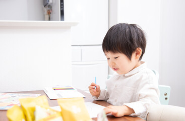 お絵かきをする3歳の男の子