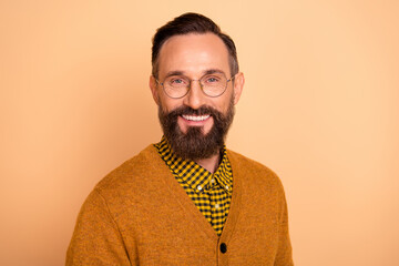 Obraz premium Photo of cheerful handsome bearded man look camera shiny white smile wear eyewear cardigan isolated beige background