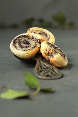 kleine Blätterteigschnecken mit  Mohnfüllung