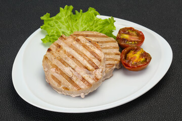 Grilled tuna steak with kumato