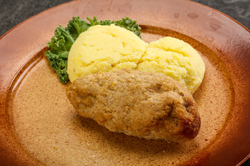 Crispy chicken cutlet with mashed potato