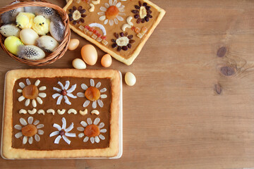 Mazurki wielkanocne ozdobione bakaliami
